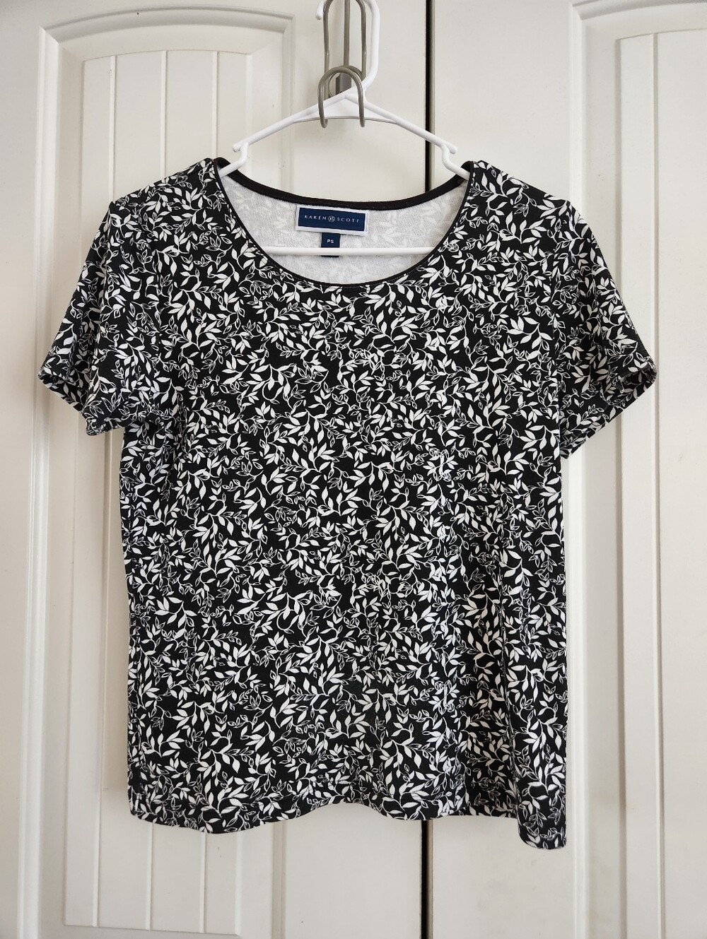 Karen Scott Botanical Black & White Leaf/Vine Print Tee Shirt, EUC, Size: PS